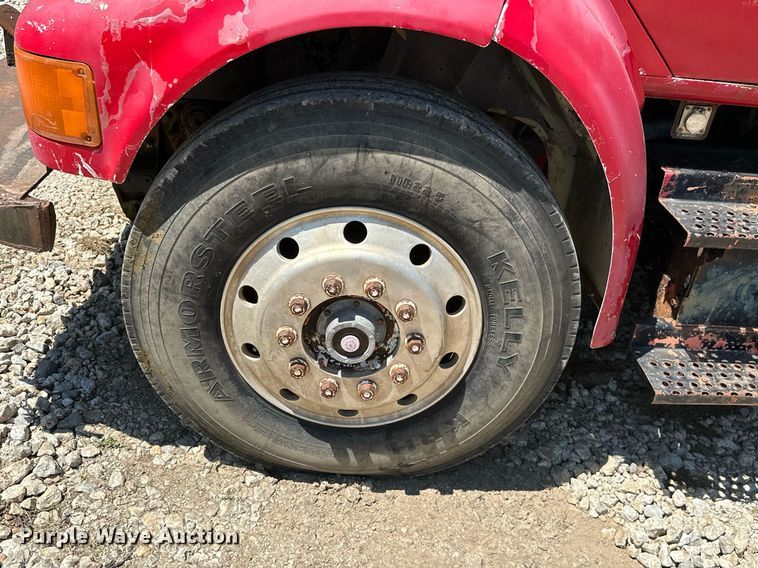 image for item MB9576 1993 International 8100  drilling rig truck