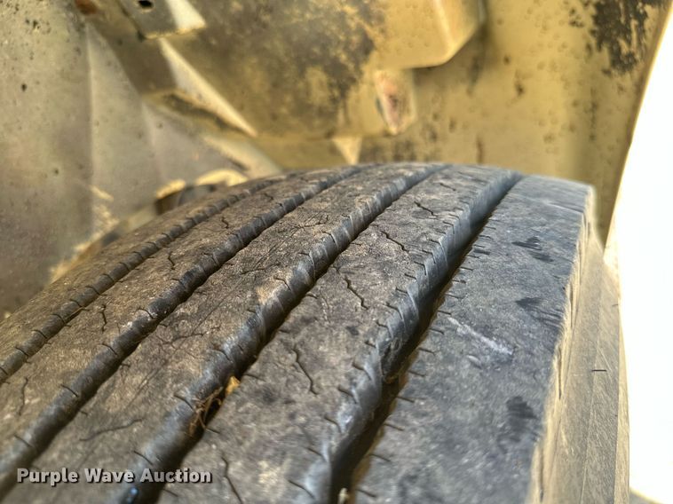 image for item MB9576 1993 International 8100  drilling rig truck