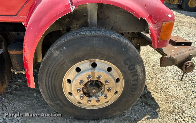 image for item MB9576 1993 International 8100  drilling rig truck