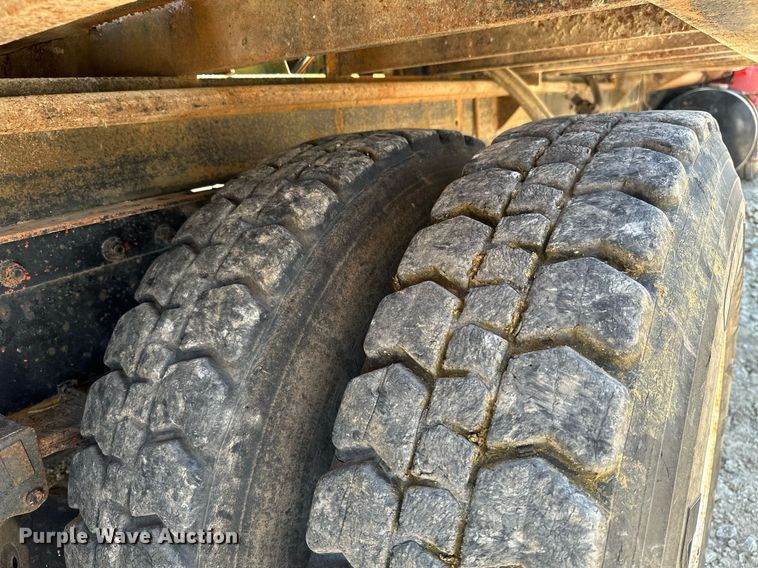 image for item MB9576 1993 International 8100  drilling rig truck