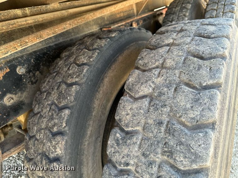 image for item MB9576 1993 International 8100  drilling rig truck