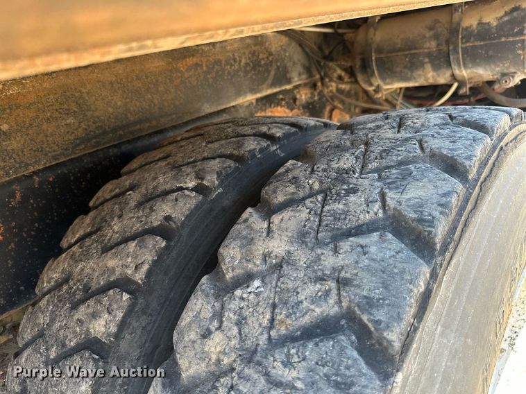 image for item MB9576 1993 International 8100  drilling rig truck