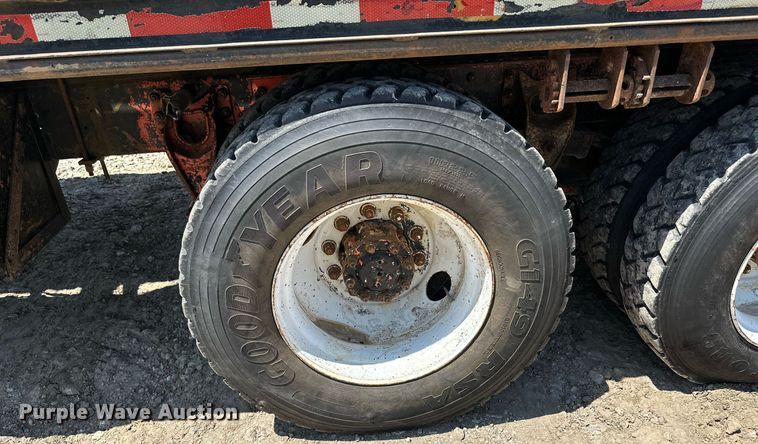 image for item MB9576 1993 International 8100  drilling rig truck