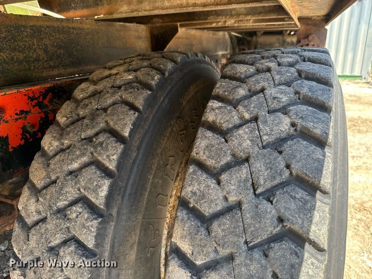 image for item MB9576 1993 International 8100  drilling rig truck