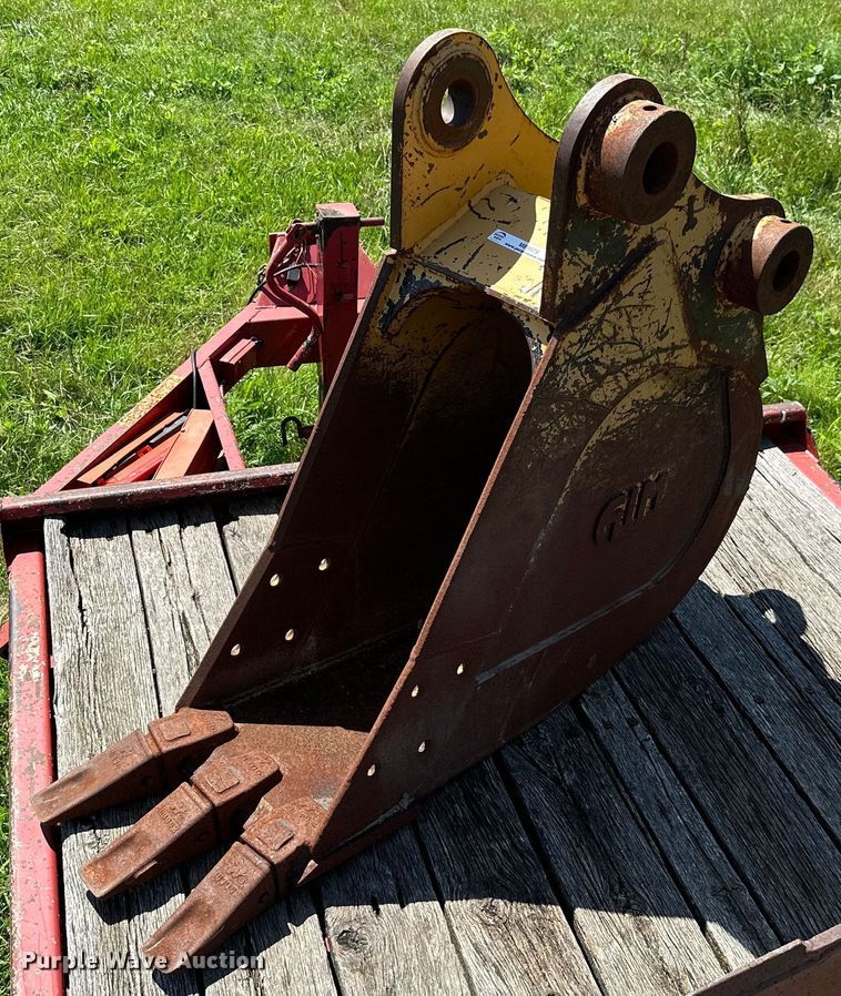 image for item MB9579 Caterpillar 315  excavator bucket