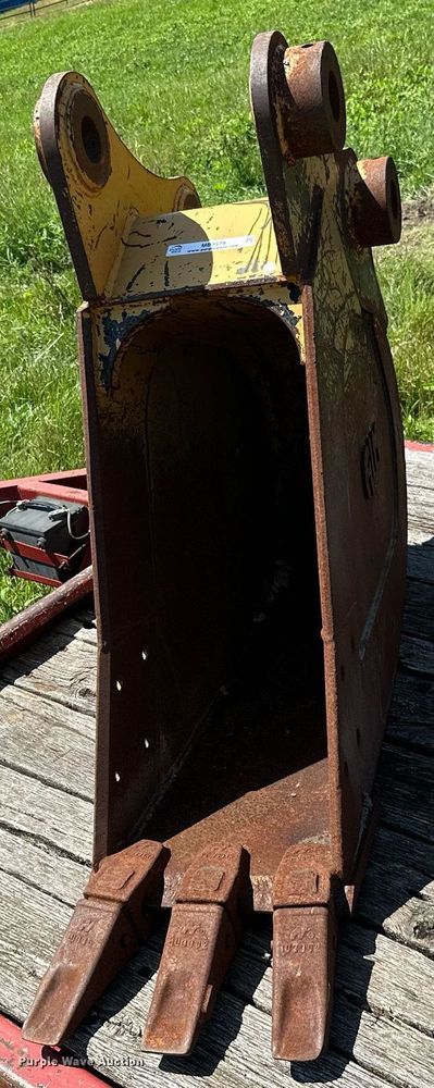 image for item MB9579 Caterpillar 315  excavator bucket