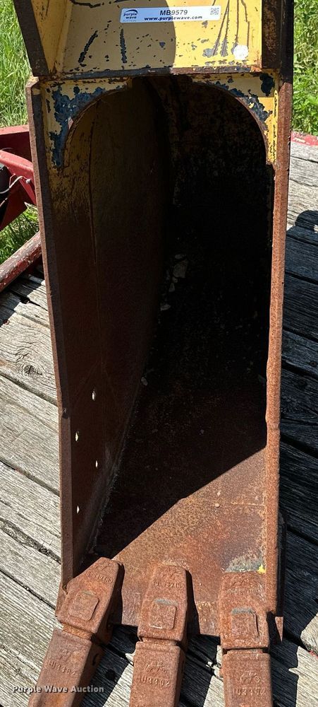 image for item MB9579 Caterpillar 315  excavator bucket