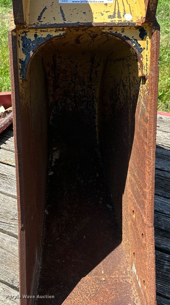 image for item MB9579 Caterpillar 315  excavator bucket