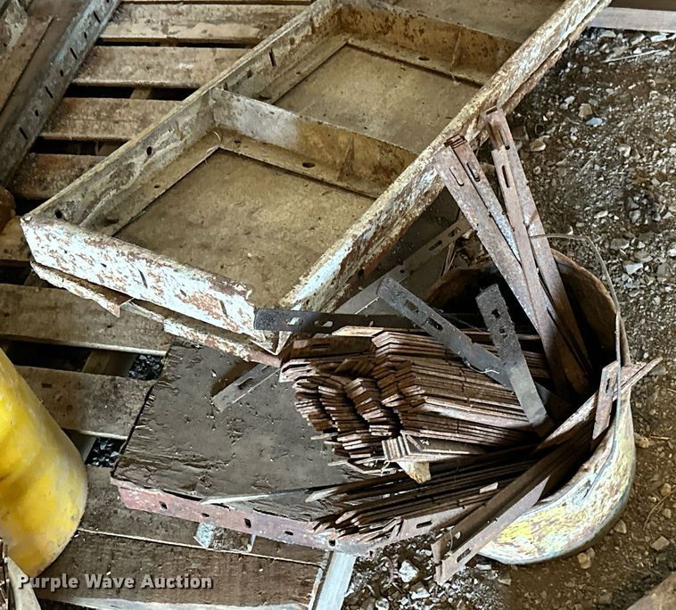 image for item MB9580 Approximately 300 concrete form pieces