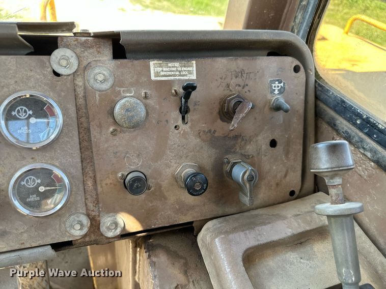 image for item MB9582 1988 Caterpillar D350C  haul truck