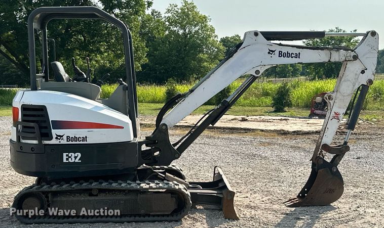 image for item MB9587 2014 Bobcat E32  mini excavator
