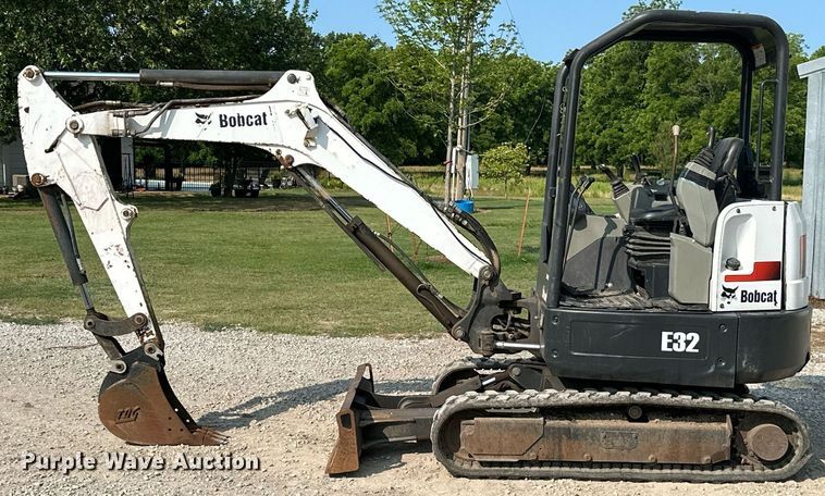 image for item MB9587 2014 Bobcat E32  mini excavator