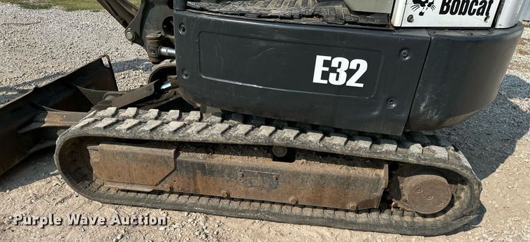 image for item MB9587 2014 Bobcat E32  mini excavator