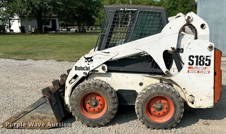image for item MB9589 2004 Bobcat S185  skid steer loader