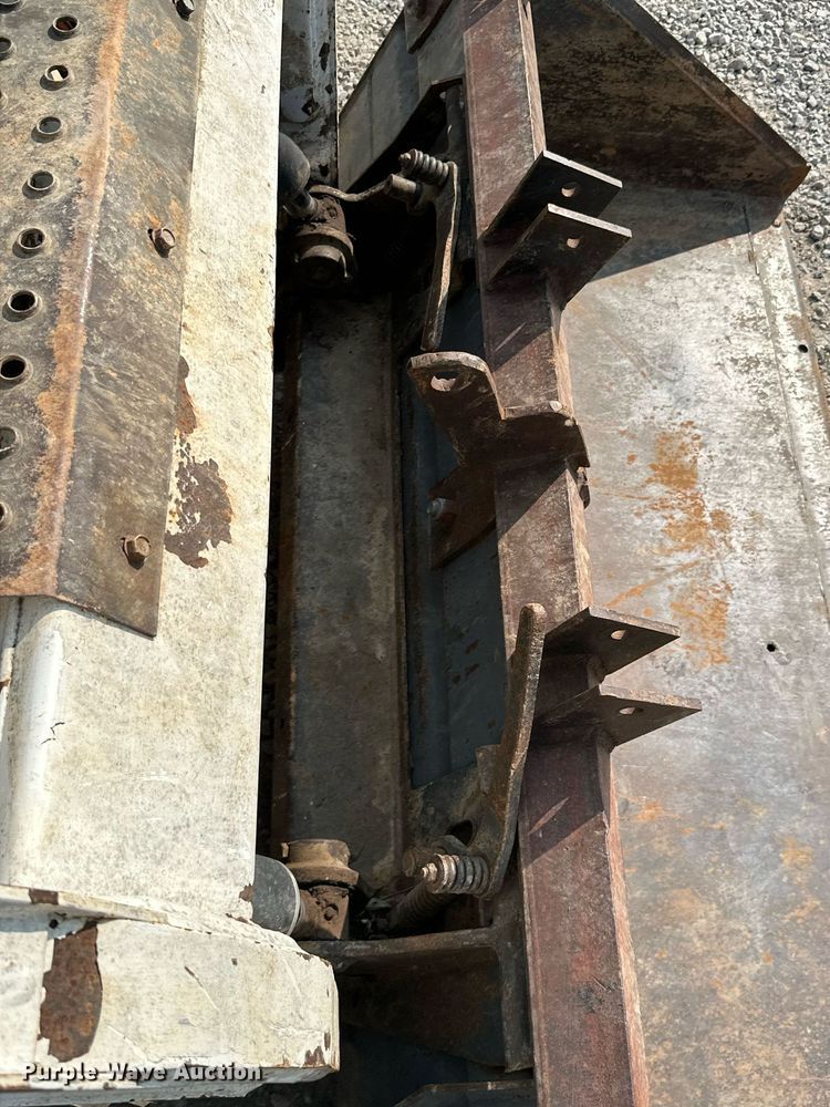 image for item MB9589 2004 Bobcat S185  skid steer loader