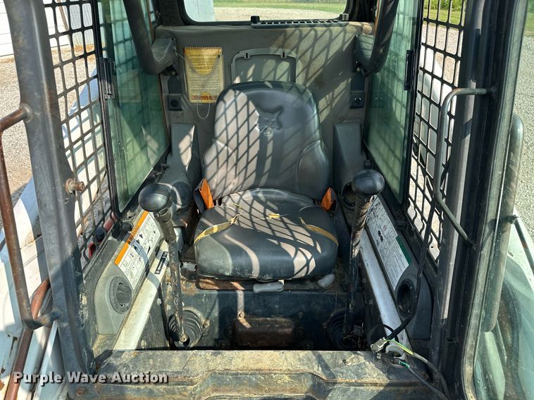 image for item MB9589 2004 Bobcat S185  skid steer loader