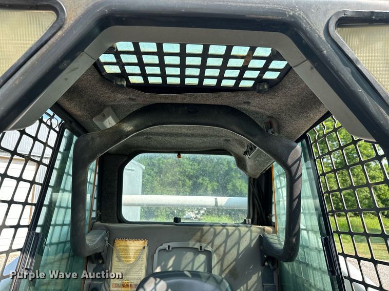 image for item MB9589 2004 Bobcat S185  skid steer loader