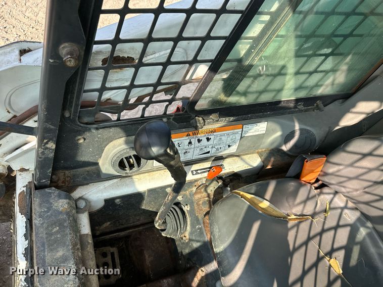 image for item MB9589 2004 Bobcat S185  skid steer loader