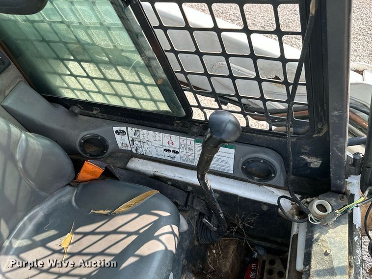 image for item MB9589 2004 Bobcat S185  skid steer loader