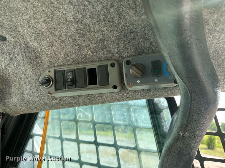 image for item MB9589 2004 Bobcat S185  skid steer loader