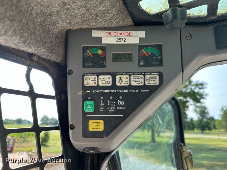 image for item MB9589 2004 Bobcat S185  skid steer loader