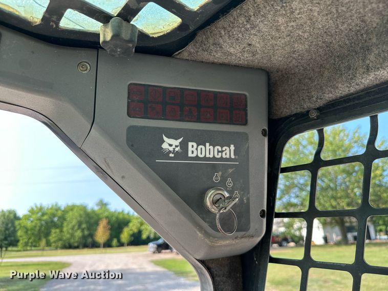 image for item MB9589 2004 Bobcat S185  skid steer loader