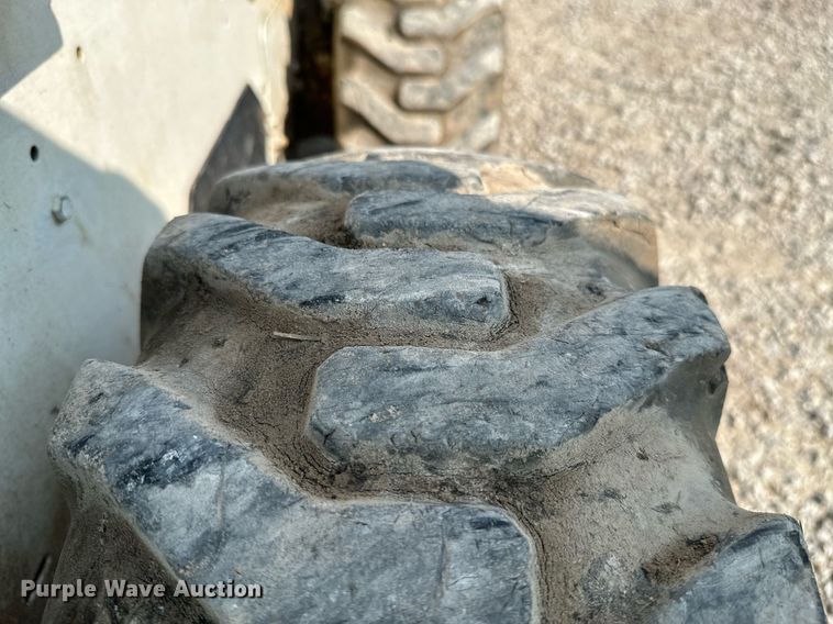 image for item MB9589 2004 Bobcat S185  skid steer loader