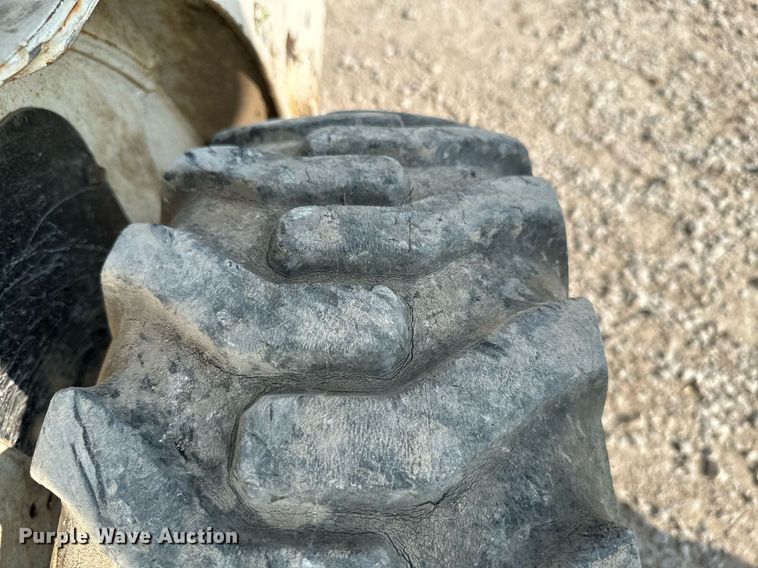 image for item MB9589 2004 Bobcat S185  skid steer loader