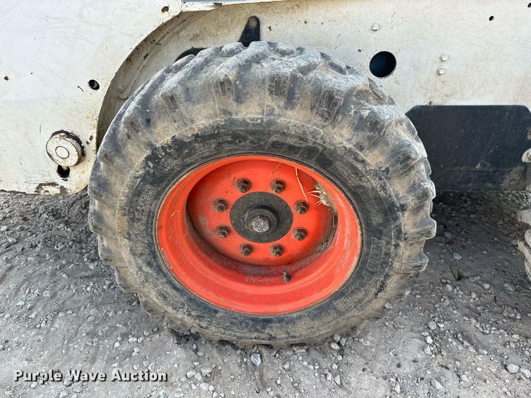 image for item MB9589 2004 Bobcat S185  skid steer loader