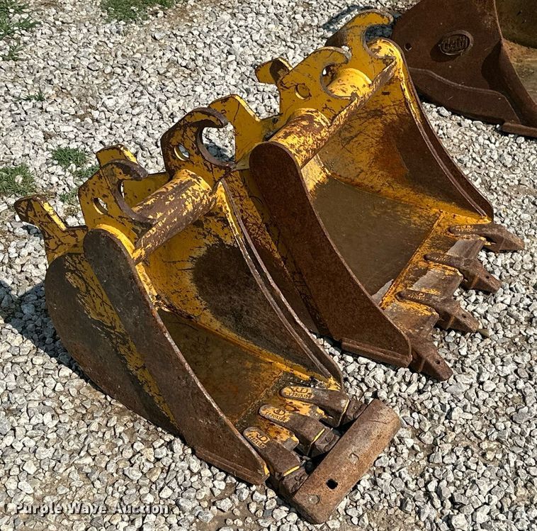 image for item MB9596 (2) John Deere excavator buckets