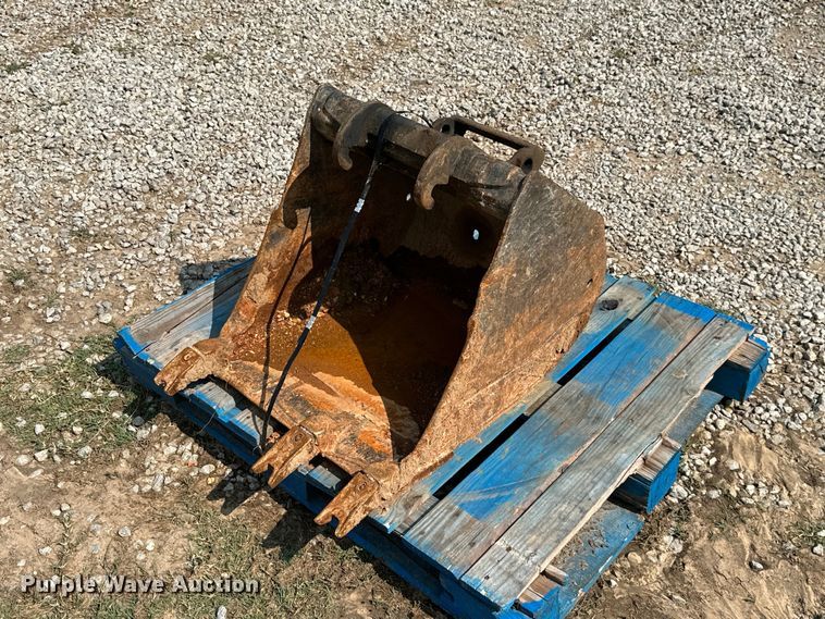 Bobcat 24"W excavator bucket in Oologah, OK Item MB9600 sold Purple