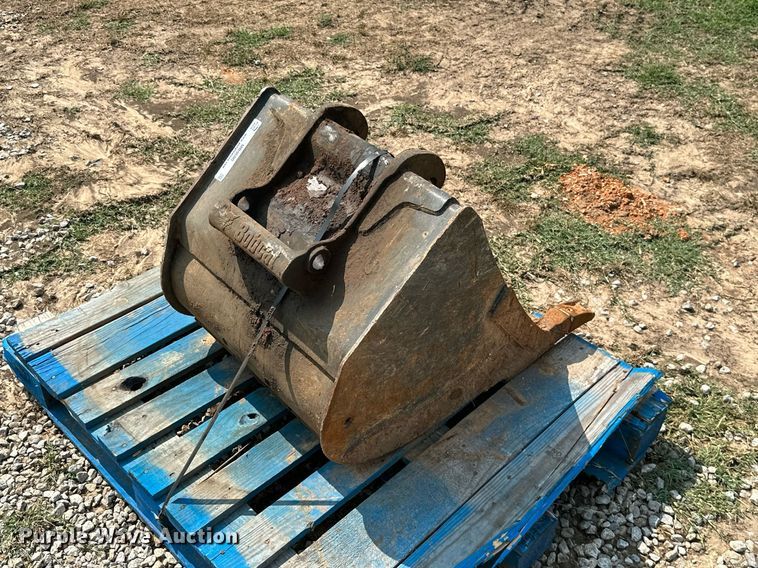 Bobcat 24"W excavator bucket in Oologah, OK Item MB9600 sold Purple