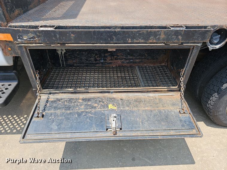 image for item MD9870 2006 GMC C4500  flatbed truck