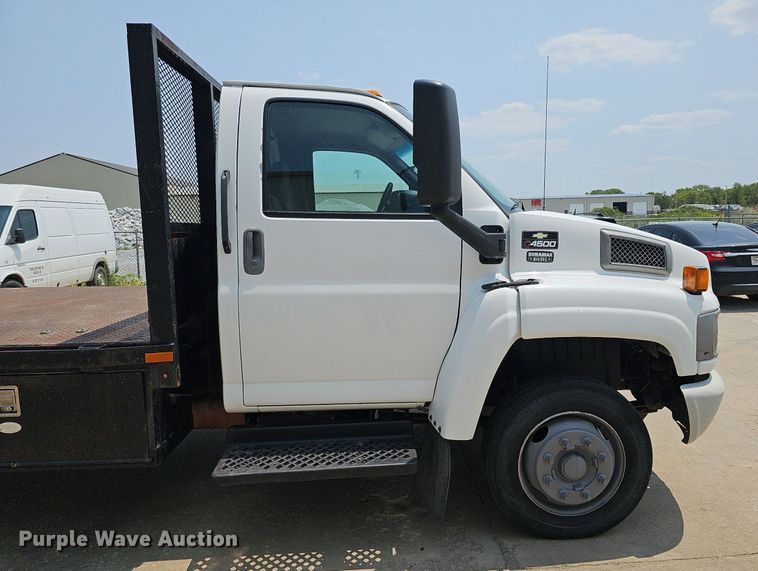image for item MD9870 2006 GMC C4500  flatbed truck