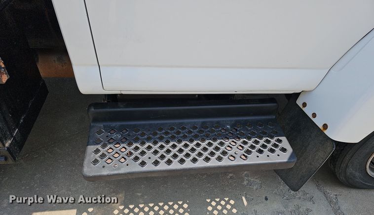 image for item MD9870 2006 GMC C4500  flatbed truck