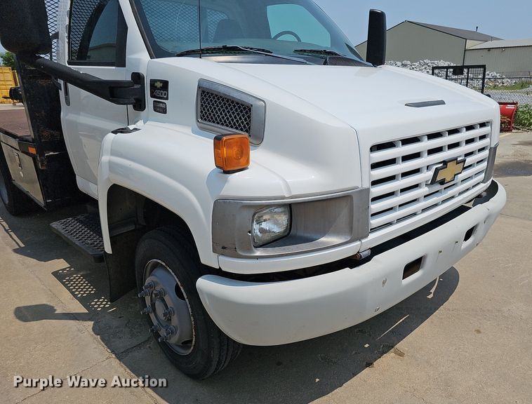 image for item MD9870 2006 GMC C4500  flatbed truck
