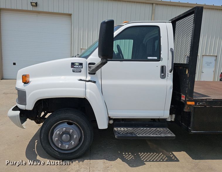 image for item MD9870 2006 GMC C4500  flatbed truck