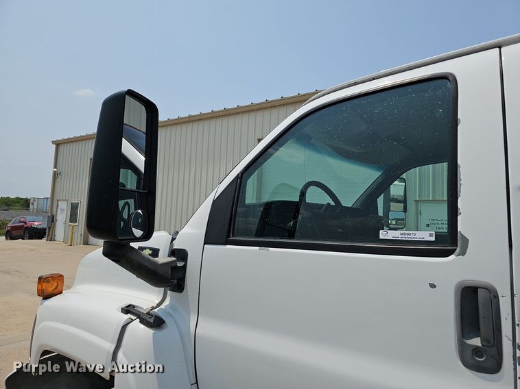 image for item MD9870 2006 GMC C4500  flatbed truck