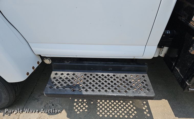 image for item MD9870 2006 GMC C4500  flatbed truck