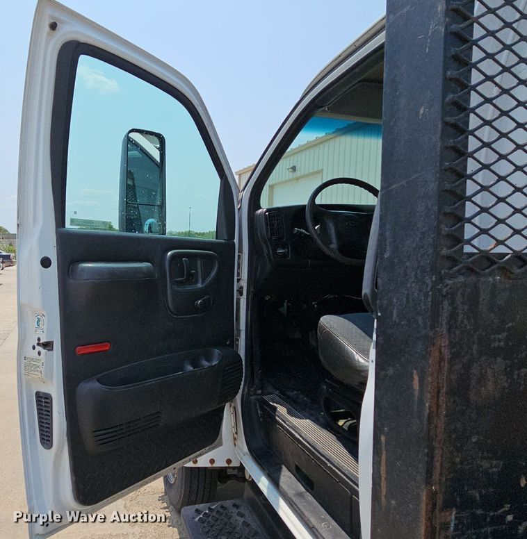 image for item MD9870 2006 GMC C4500  flatbed truck