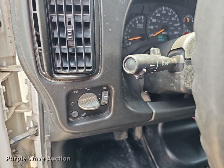 image for item MD9870 2006 GMC C4500  flatbed truck