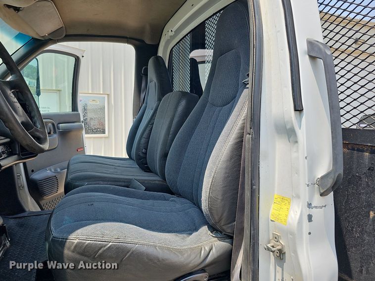 image for item MD9870 2006 GMC C4500  flatbed truck