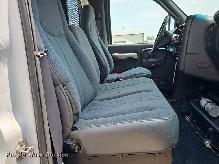 image for item MD9870 2006 GMC C4500  flatbed truck