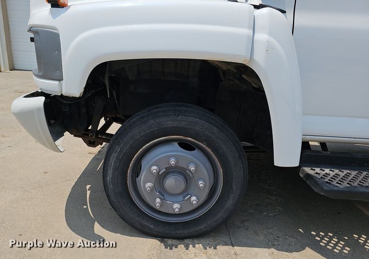 image for item MD9870 2006 GMC C4500  flatbed truck