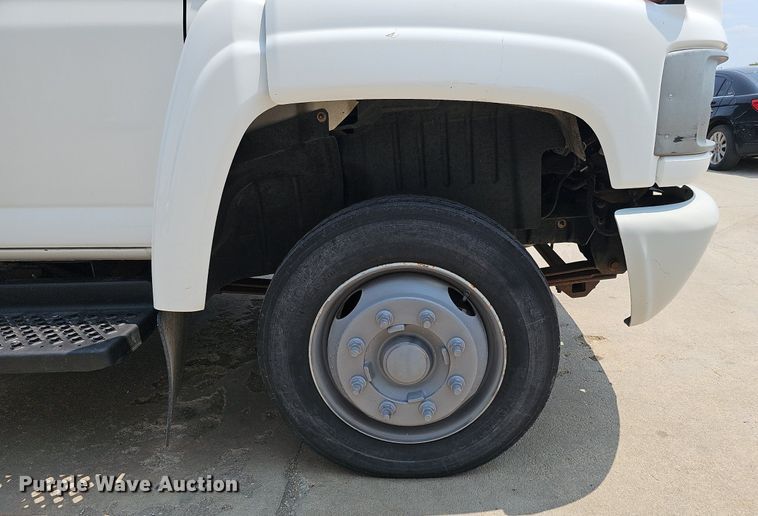 image for item MD9870 2006 GMC C4500  flatbed truck