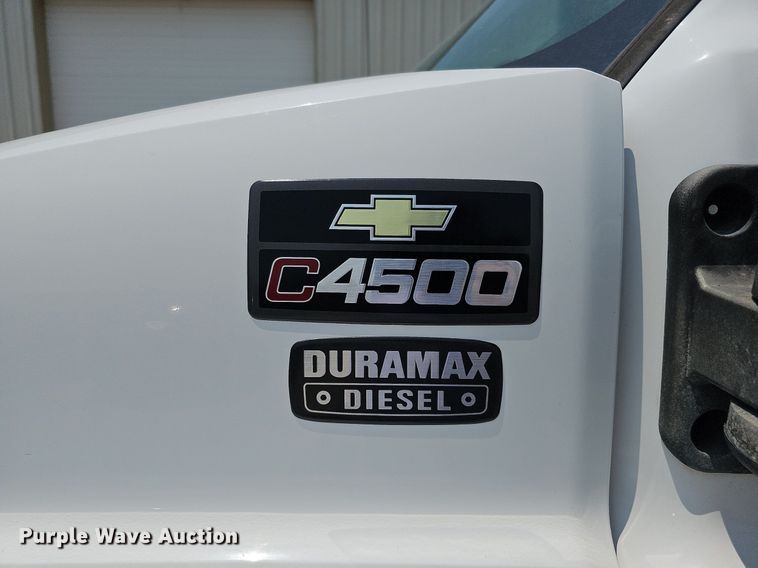 image for item MD9870 2006 GMC C4500  flatbed truck