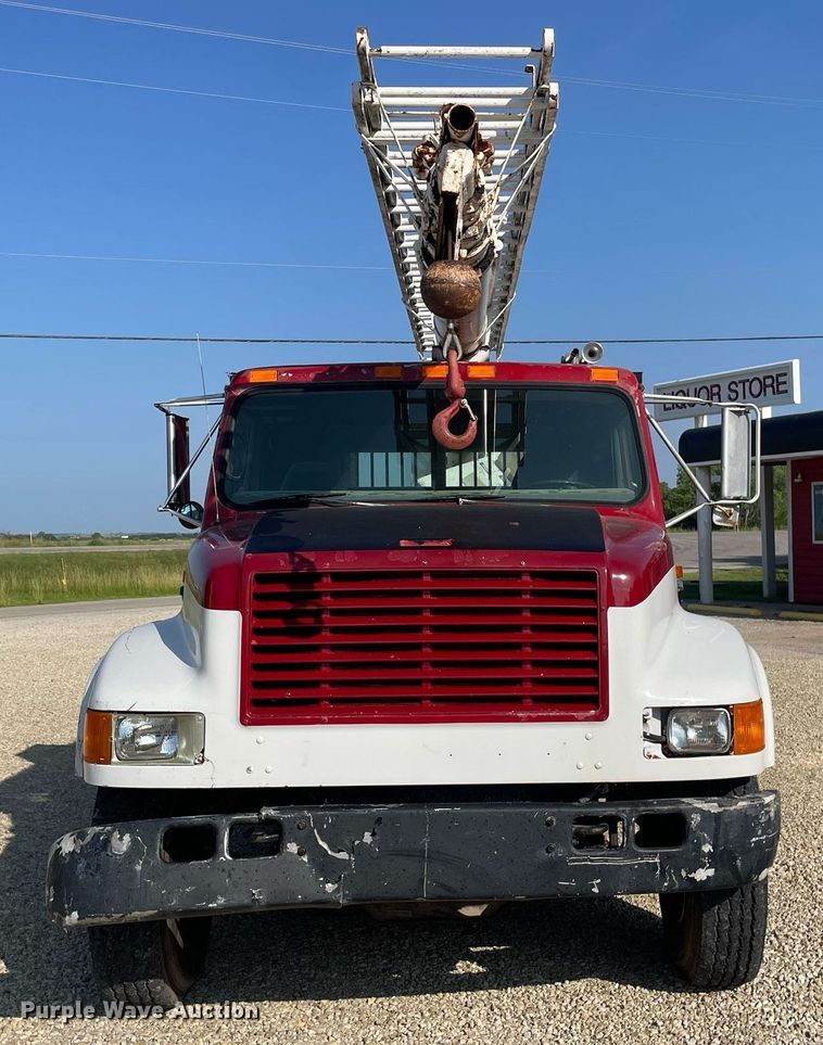 image for item ME9939 1991 International 4900  crane truck