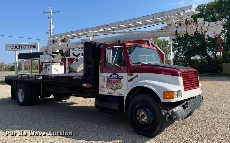 image for item ME9939 1991 International 4900  crane truck