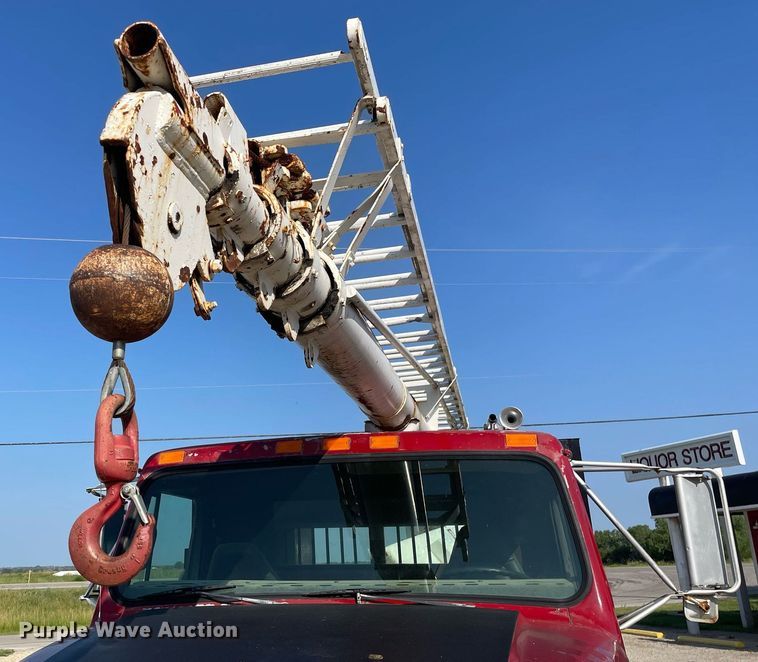 image for item ME9939 1991 International 4900  crane truck