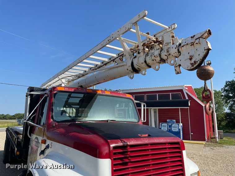 image for item ME9939 1991 International 4900  crane truck